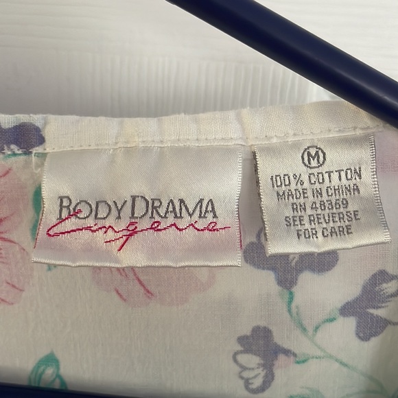 Vintage Robe wrap w/ Lace collar. Side Pockets. Internal tie. Lace sleeves. - Picture 3 of 8